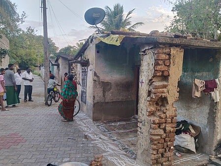 இடிந்து விழும் அபாய நிலையில் ஆதிதிராவிடா் குடியிருப்புகள்