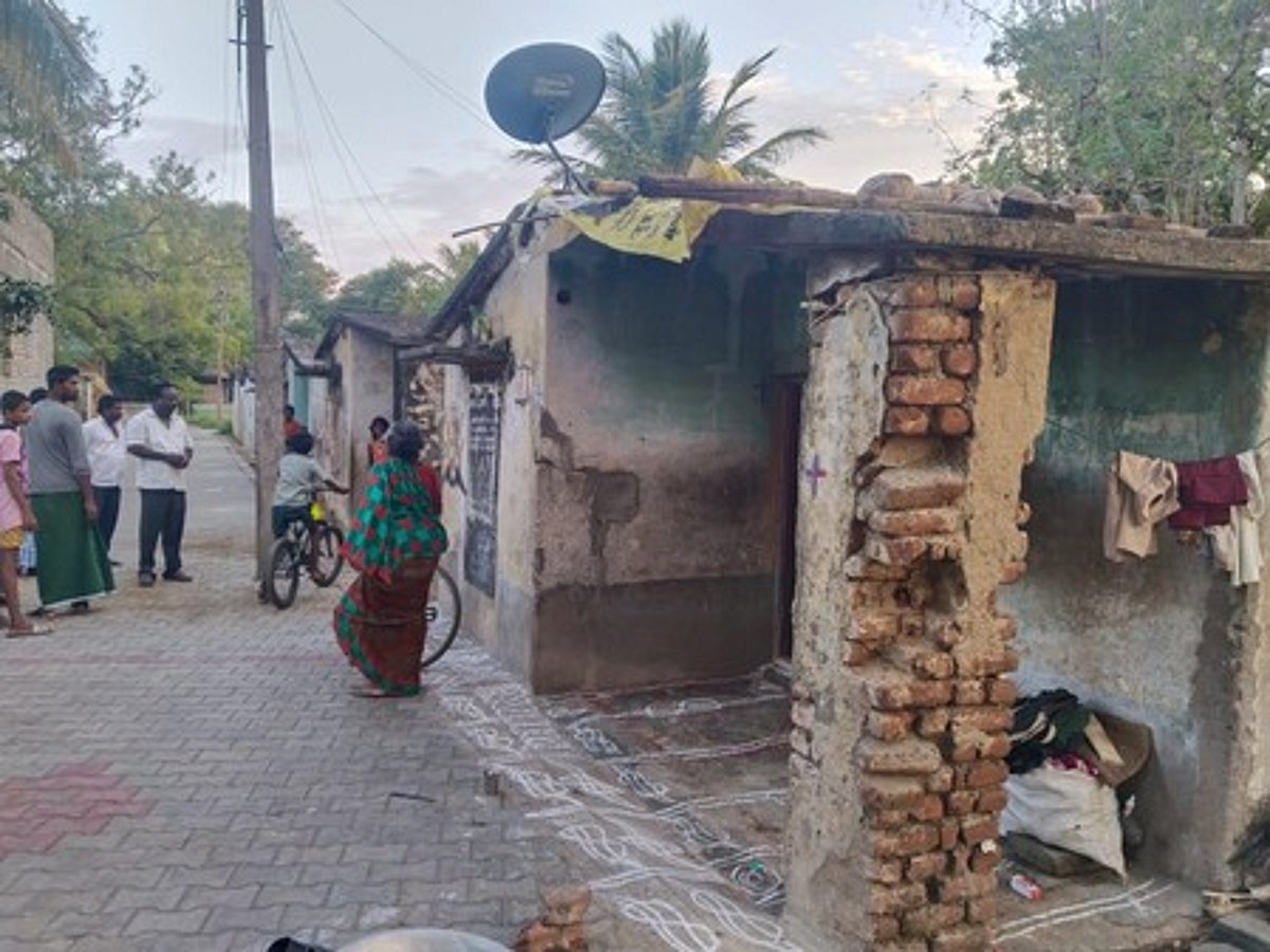 இடிந்து விழும் அபாய நிலையில் ஆதிதிராவிடா் குடியிருப்புகள்