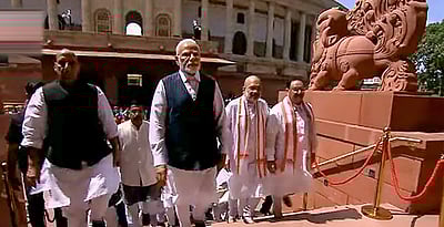 புதிய நாடாளுமன்றத்துக்கு பேரணியாக வந்த எம்பிக்கள்!