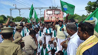 திருவாரூரில் காவிரி நீரை பெற்றுத் தரக் கோரி விவசாயிகள் ரயில் மறியல்