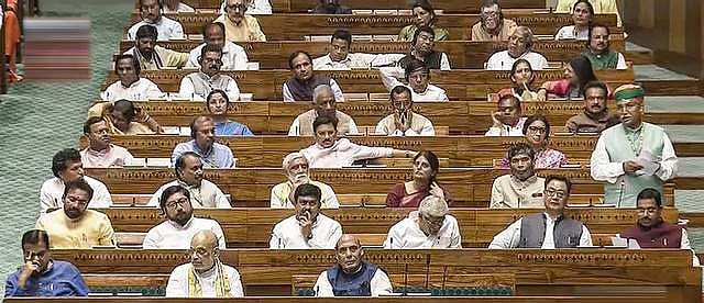 மக்களவையிலிருந்து மேலும் 2 எம்.பி.க்கள் இடைநீக்கம்