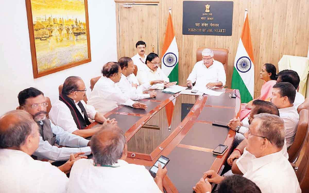 காவிரியில் நீர் திறக்க ஆணையத்திடம் வலியுறுத்தல்: தமிழக எம்.பி.க்கள் குழுவிடம் மத்திய அமைச்சர் உறுதி