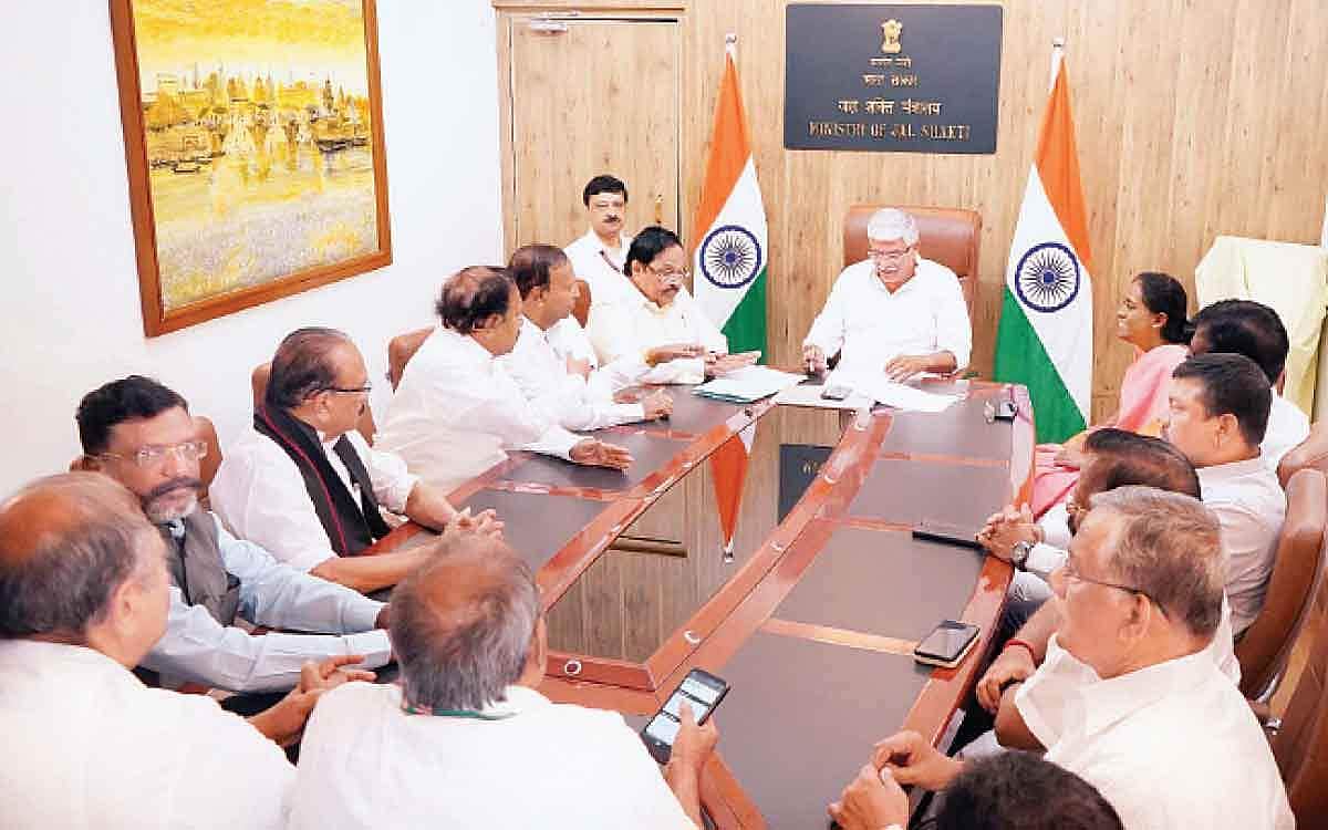 காவிரியில் நீர் திறக்க ஆணையத்திடம் வலியுறுத்தல்: தமிழக எம்.பி.க்கள் குழுவிடம் மத்திய அமைச்சர் உறுதி