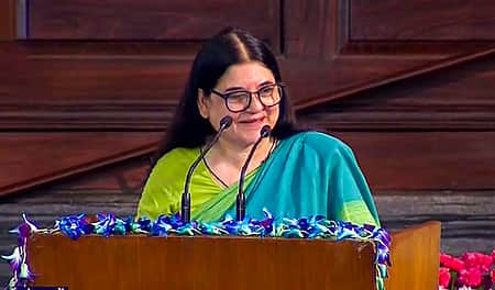 நாடாளுமன்றத்தில் மேனகா காந்திக்கு கெளரவம்