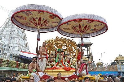 பிரம்மோற்சவம்: கற்பக தருவில் மலையப்பசுவாமி உலா