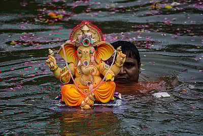 நீர்நிலைகளில் விநாயகர் சிலைகள் கரைப்பு - புகைப்படங்கள்