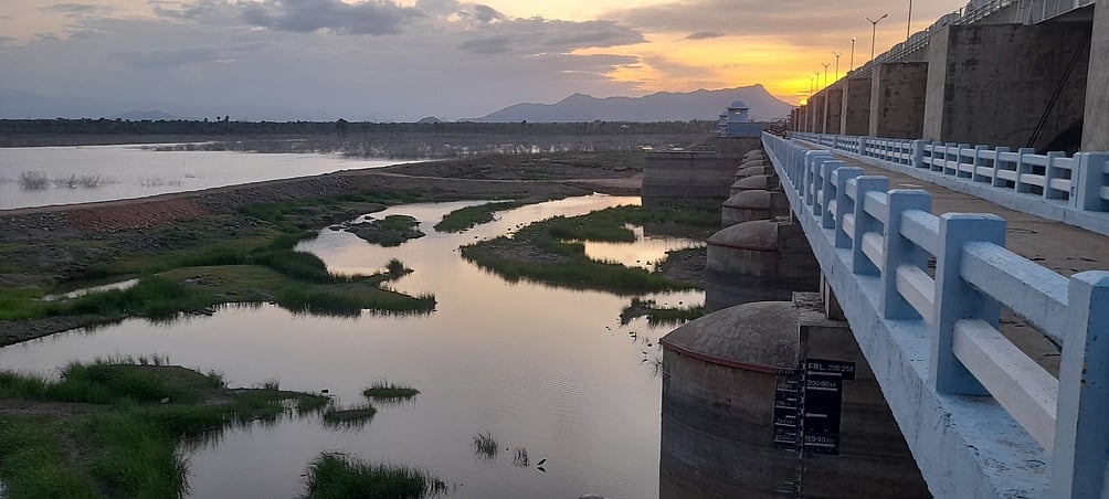 ரூ.90 கோடி செலவிட்டும் தூா்வாரப்படாத அழாகபுரி அணை!
