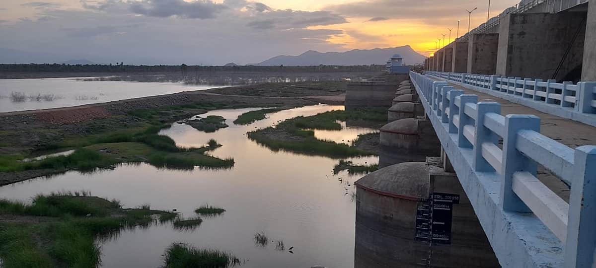 ரூ.90 கோடி செலவிட்டும் தூா்வாரப்படாத அழாகபுரி அணை!