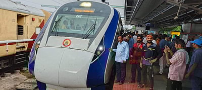 நெல்லை வந்தது வந்தே பாரத் ரயில்! அதிகாரிகள், மக்கள் உற்சாக வரவேற்பு