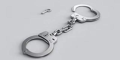 வறுமை.. 3 மகள்களைக் கொன்று உடல்களை பெட்டியில் அடைத்த பெற்றோர் கைது