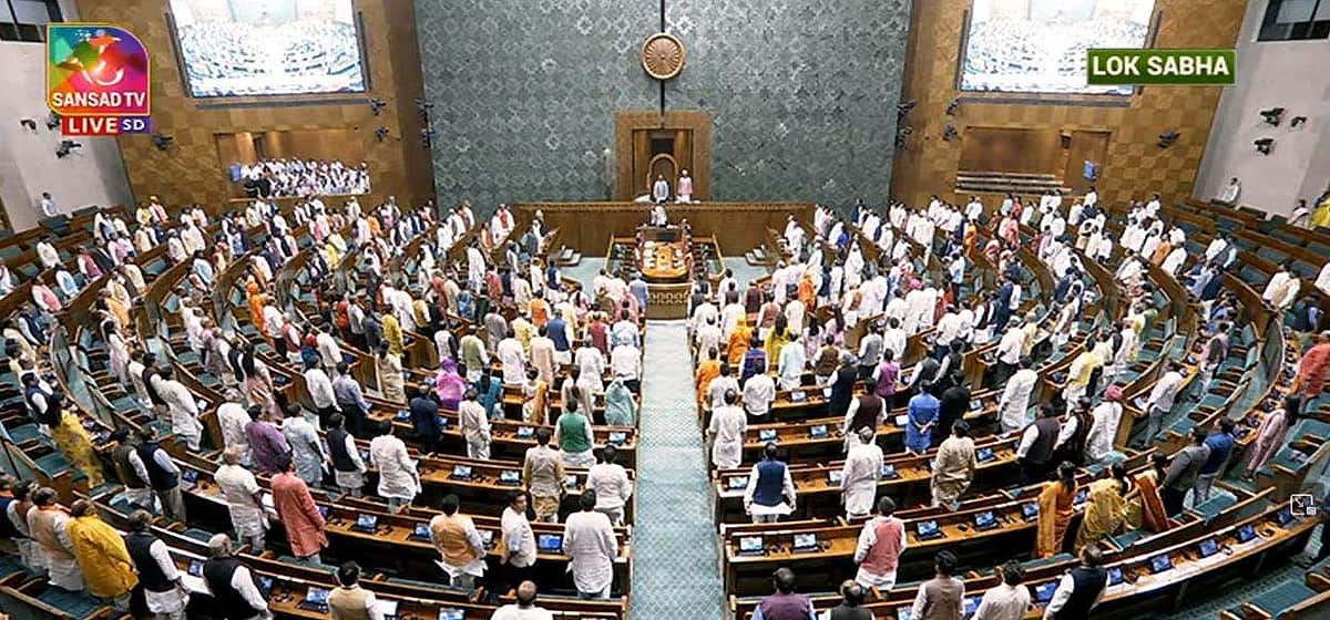 மக்களவையின் 13 - ஆவது சிறப்புக் கூட்டத்தொடரில் 161.5 சதவீதம் செயல் திறன்