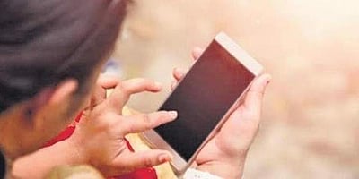 ஒளிா் திரை பயன்பாடு குறைப்போம்