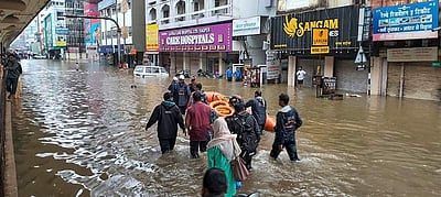 வெள்ளத்தில் சிக்கித் தவிக்கும் நாக்பூர்!