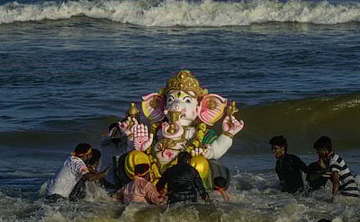 விநாயகர் சிலைகளை குறிப்பிட்ட 
இடங்களில்தான் கரைக்க வேண்டும்: சென்னை ஆட்சியா்