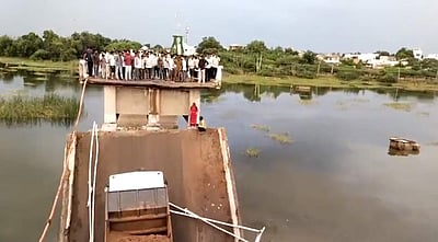 குஜராத்: பழைய பாலம் இடிந்து விழுந்ததில் 4 பேர் காயம்