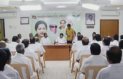 தொடங்கிய அதிமுக ஆலோசனைக் கூட்டம்: வெளியாகவுள்ள கூட்டணி குறித்த அறிவிப்பு!