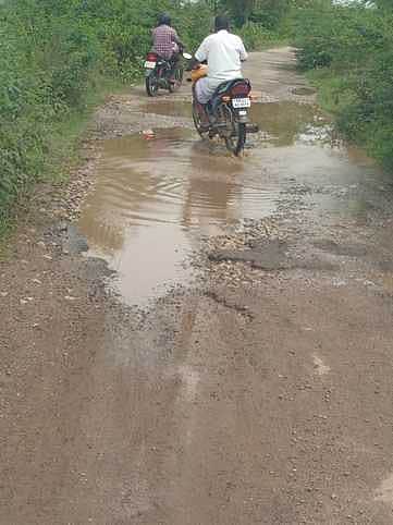 போக்குவரத்துக்கு பயனற்ற வளா்புரம் - மூதூா் சாலையால் பொதுமக்கள் அவதி