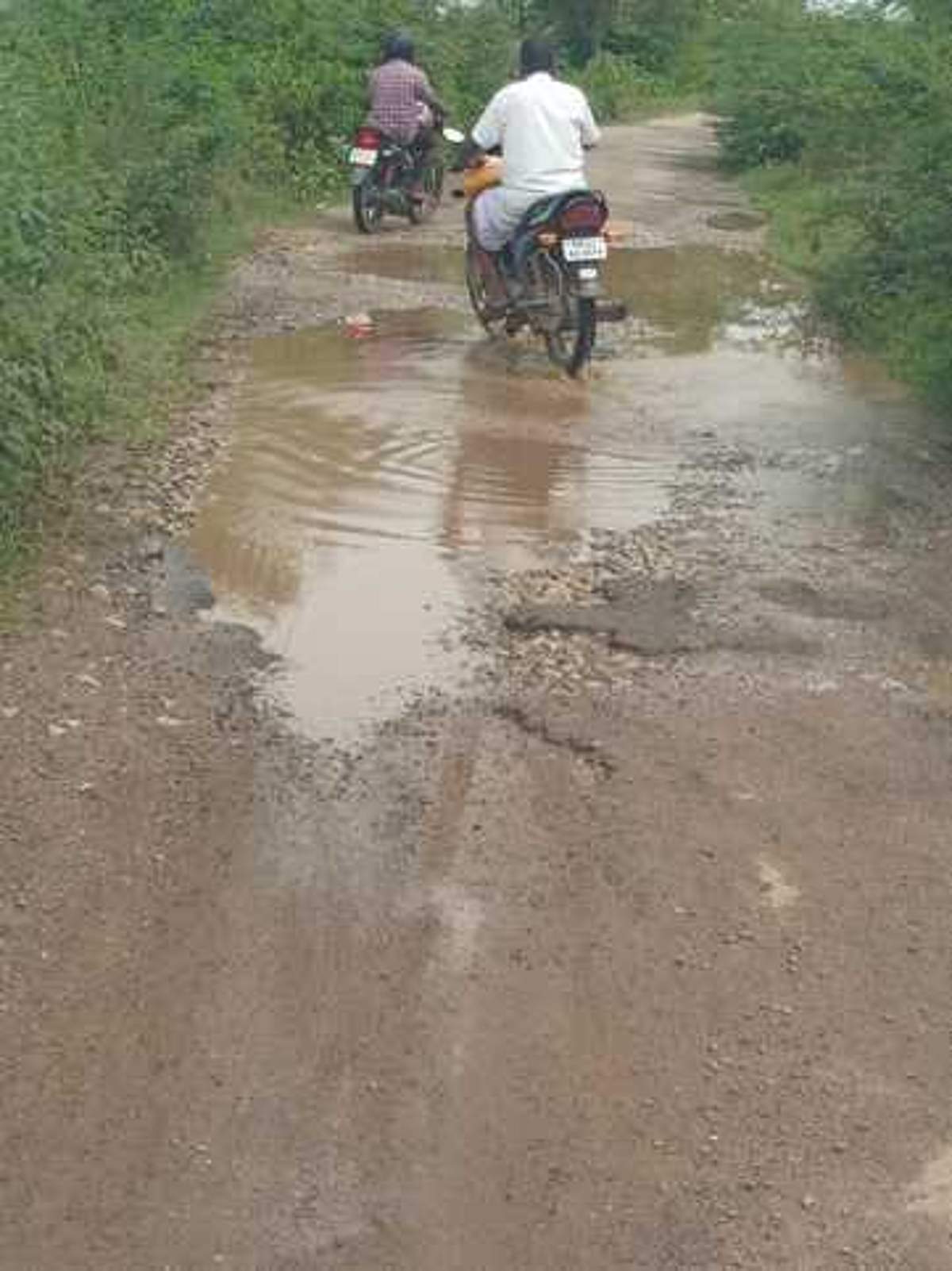 போக்குவரத்துக்கு பயனற்ற வளா்புரம் - மூதூா் சாலையால் பொதுமக்கள் அவதி
