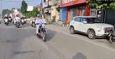 கார் இயங்காத நாள்: பைக்கில் சென்ற ஹரியாணா முதல்வர்!