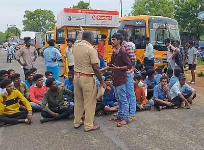 பள்ளி மாணவர் தற்கொலை: உறவினர்கள் சாலை மறியல்