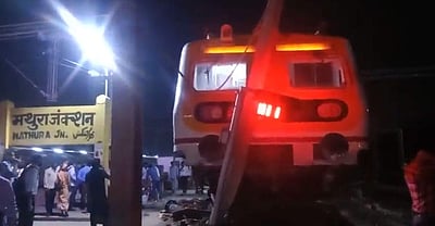 நடைமேடையில் ஏறிய மின்சார ரயில்: பெரும் விபத்து தவிர்ப்பு!