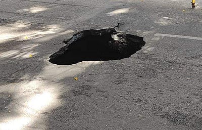 தில்லி சாலைகளில் இருவேறு இடங்களில் திடீர் பள்ளம்: போக்குவரத்து பாதிப்பு!