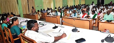 வரத்து வாய்க்கால்களை தூா்வார வேண்டும்: குறைதீா் நாள் கூட்டத்தில் விவசாயிகள் வலியுறுத்தல்