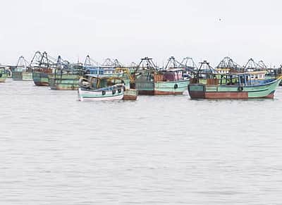 பலத்த காற்று எச்சரிக்கை: தூத்துக்குடி மீனவர்கள் கடலுக்குச் செல்லவில்லை