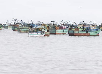 பலத்த காற்று எச்சரிக்கை: தூத்துக்குடி மீனவர்கள் கடலுக்குச் செல்லவில்லை