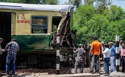 தில்லியில் புறநகர் ரயில் தடம்புரண்டு விபத்து