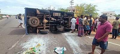 நெல்லை அருகே வேன் கவிழ்ந்து குழந்தைகள் உள்பட 13 பேர் காயம்!