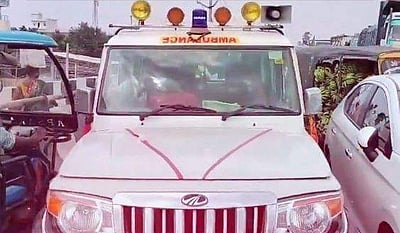 முதல்வரின் வாகனம் செல்வதற்காக ஒரு மணி நேரம் நிறுத்தப்பட்ட ஆம்புலன்ஸ்!