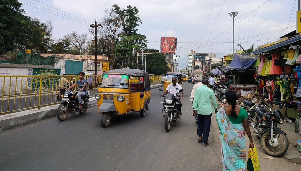திருப்பத்தூரில் பயன்பாடில்லாத போக்குவரத்து சிக்னல்களால் பாதிப்பு