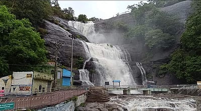 குற்றாலம் அருவிகளில் வெள்ளப்பெருக்கு: 2ஆவது நாளாக குளிக்கத் தடை