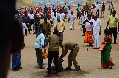 நெல்லையில் கந்துவட்டி கொடுமை: பேரவைத் தலைவர் முன் பெண் தீக்குளிக்க முயற்சி