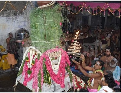 திருச்செந்தூரில் ஆவணித்திருவிழா கொடியேற்றத்துடன் தொடக்கம்