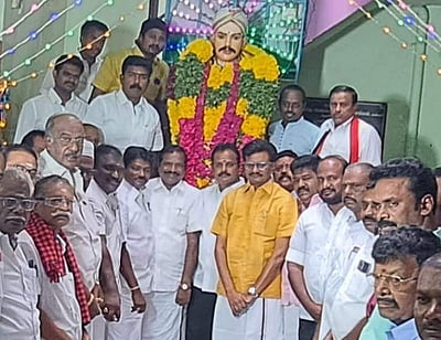 கம்பத்தில் வ.உ.சி. பிறந்த நாள் விழா: மாலை அணிவித்து மரியாதை