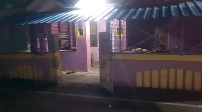 வாணியம்பாடி: வீட்டின் மீது நாட்டு வெடி வீச்சு