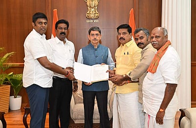 உதயநிதி மீது வழக்குப்பதிவு: ஆளுநருடன் பாஜக நிர்வாகிகள் சந்திப்பு!