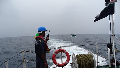 நடுக்கடலில் பாக். கடலோரக் காவல் படையினருடன் மோதல்:
2 இந்திய மீனவா்கள் மாயம், பாகிஸ்தான் மாலுமி உயிரிழப்பு