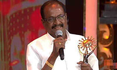 மனம் கவர்ந்த வில்லன்... விருது மேடையில் நெகிழ்ந்த மாரிமுத்து!