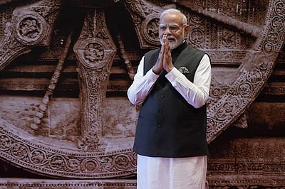 ஜி20 மாநாடு: கோனார்க் சக்கரத்தின் பின்னணியில் உலகத் தலைவர்களை வரவேற்கும் மோடி