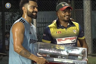 விராட் கோலிக்கு சில்வர் பேட்டினை பரிசளித்த இலங்கை வீரர்! 