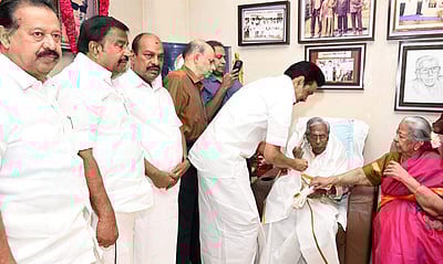 ஆர்.எம்.வீரப்பன் பிறந்தநாள்: முதல்வர் மு.க.ஸ்டாலின் நேரில் வாழ்த்து!