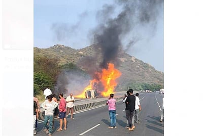 கிருஷ்ணகிரி அருகே தீப்பிடித்து எரியும் டேங்கர் லாரி!