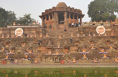 ஒரே நேரத்தில் 4 ஆயிரம் பேர் சூரிய நமஸ்காரம் செய்து கின்னஸ் சாதனை!