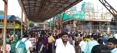 ஆங்கிலப் புத்தாண்டு: திருச்செந்தூர் முருகன் கோயிலில் லட்சக்கணக்கான பக்தர்கள் சுவாமி தரிசனம்