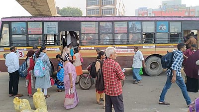 கோவை உக்கடத்தில்  குறைவான பேருந்துகளே இயக்கம்: மக்கள் அவதி