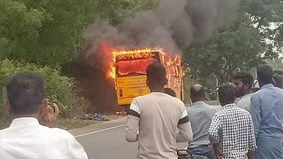 தீப்பற்றி எரிந்த பள்ளி வாகனம்! நல்வாய்ப்பாக உயிர் தப்பிய 44 மாணவர்கள்!!