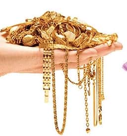 குப்பையில் கிடந்த தங்க நகையை ஒப்படைத்த தூய்மைப் பணியாளா்